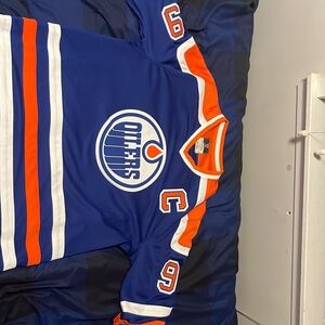Wayne Gretzky fanatics legend jersey. Worn once great condition